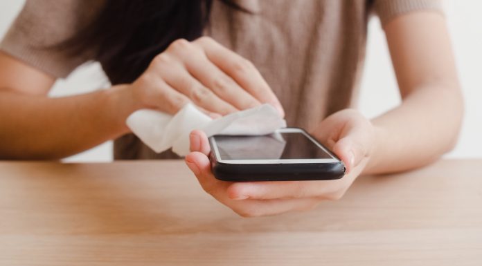 If Your Phone Gets Wet, Do This Instead of Putting It in Rice